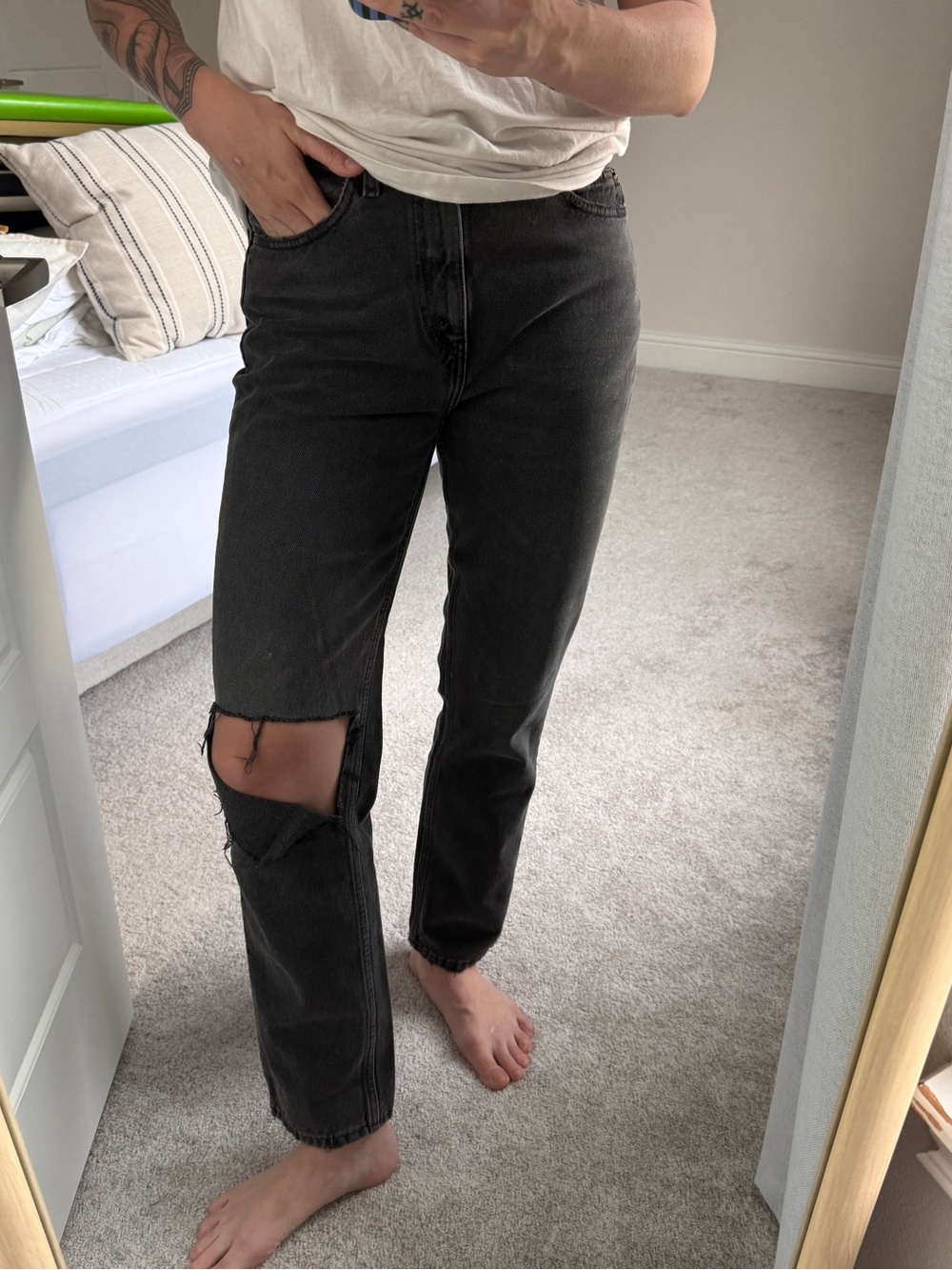 Re/Done Women’s Straight Leg Jeans in Washed Black with Signature Knee Rip